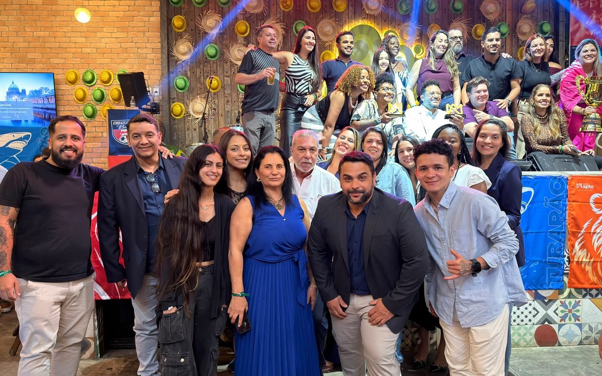 Equipe de corretores liderada por Panigale reunida para comemorar uma conquista