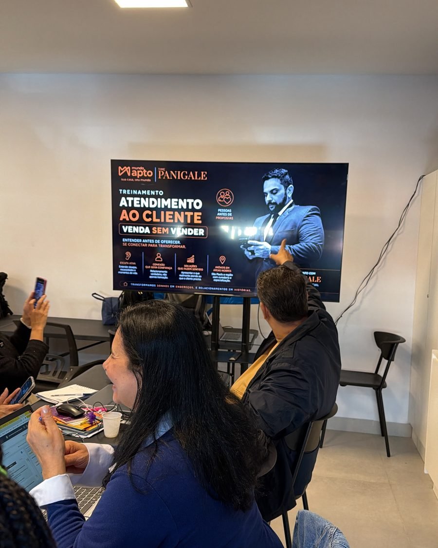Treinamento de atendimento ao cliente do Time Panigale, com corretores acompanhando a apresentação